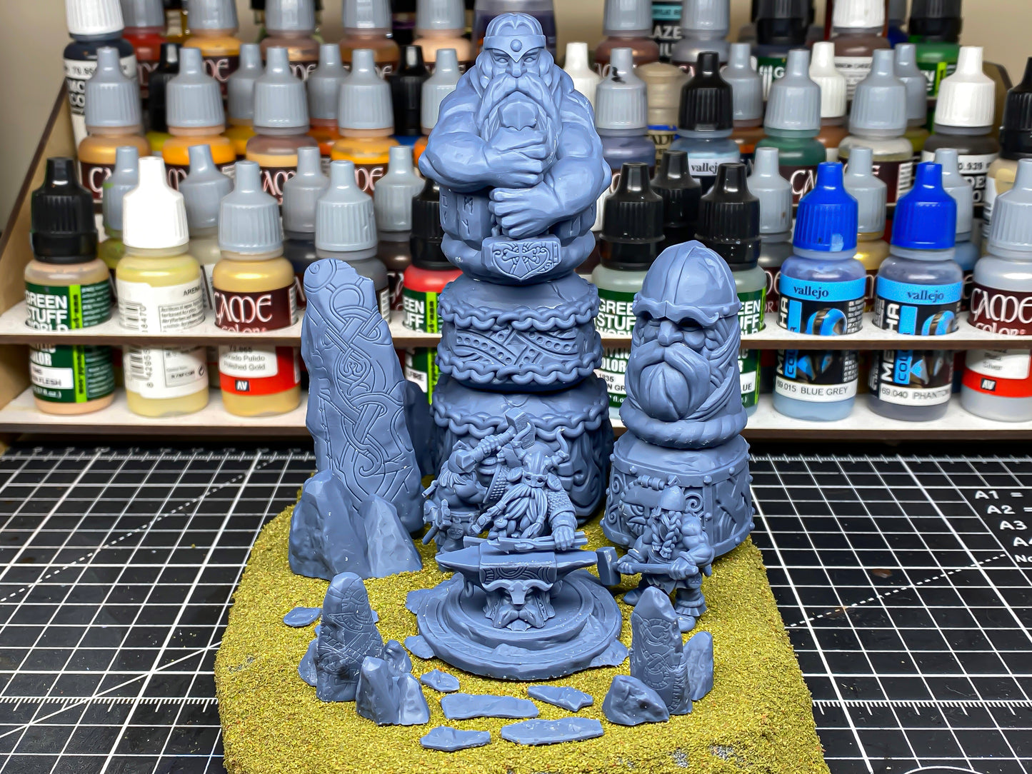 Ancient Dwarf Forge and Great Dwarf Runemaster - Highlands Miniatures