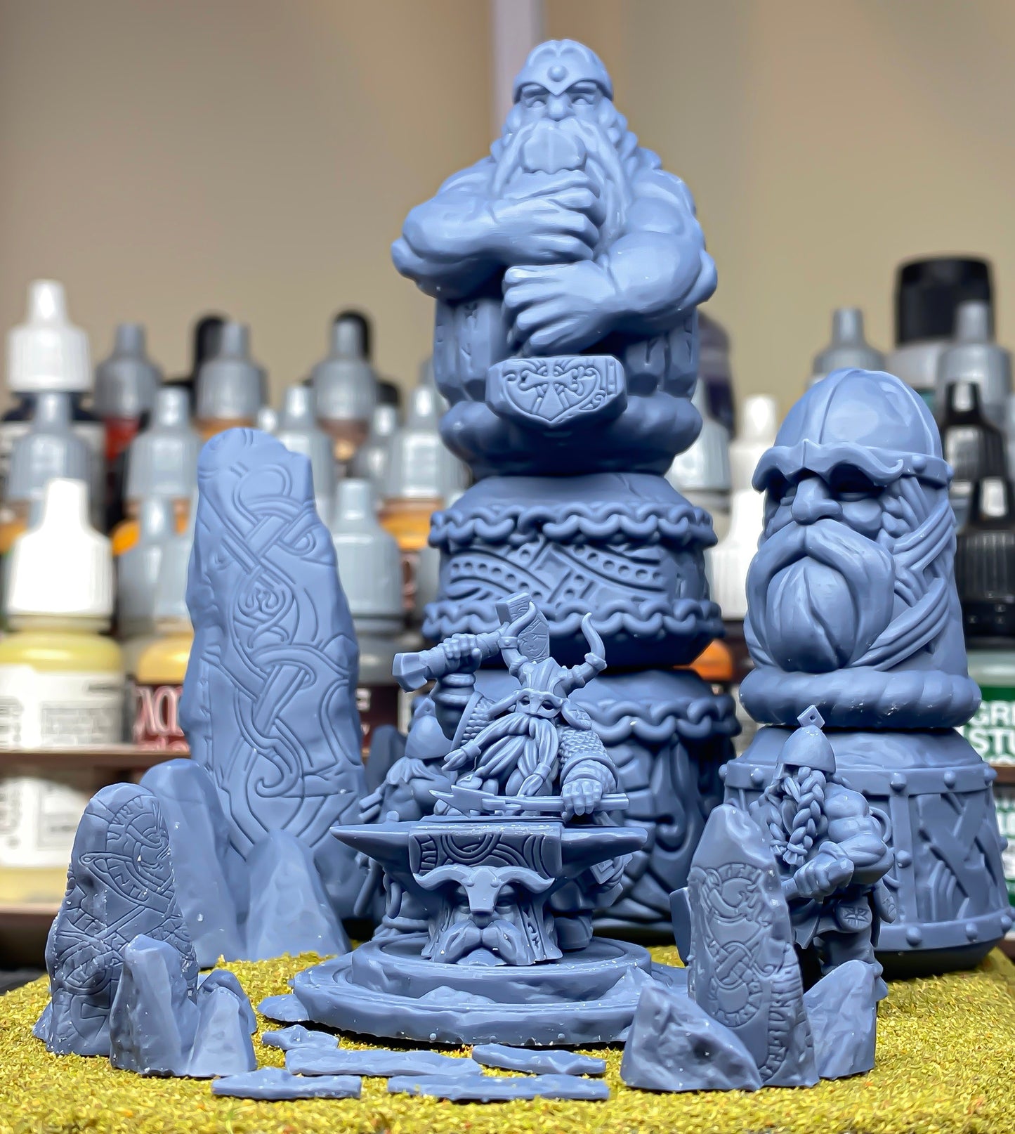 Ancient Dwarf Forge and Great Dwarf Runemaster - Highlands Miniatures