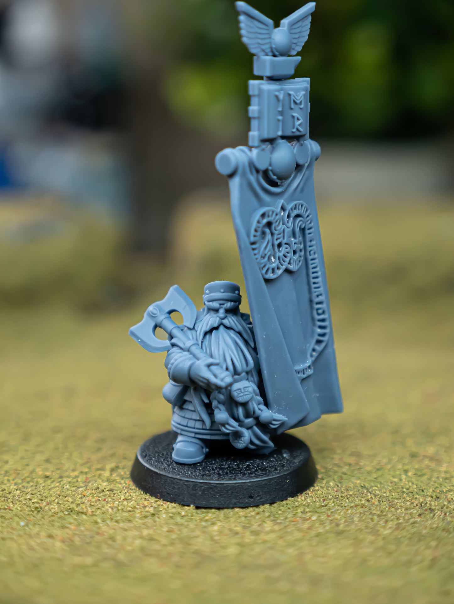 Dwarf Lord with Battle Banner - Highlands Miniatures