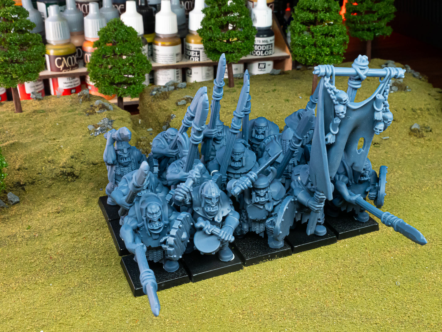 Guerriers orques avec armes de poing et lances - Highlands Miniatures