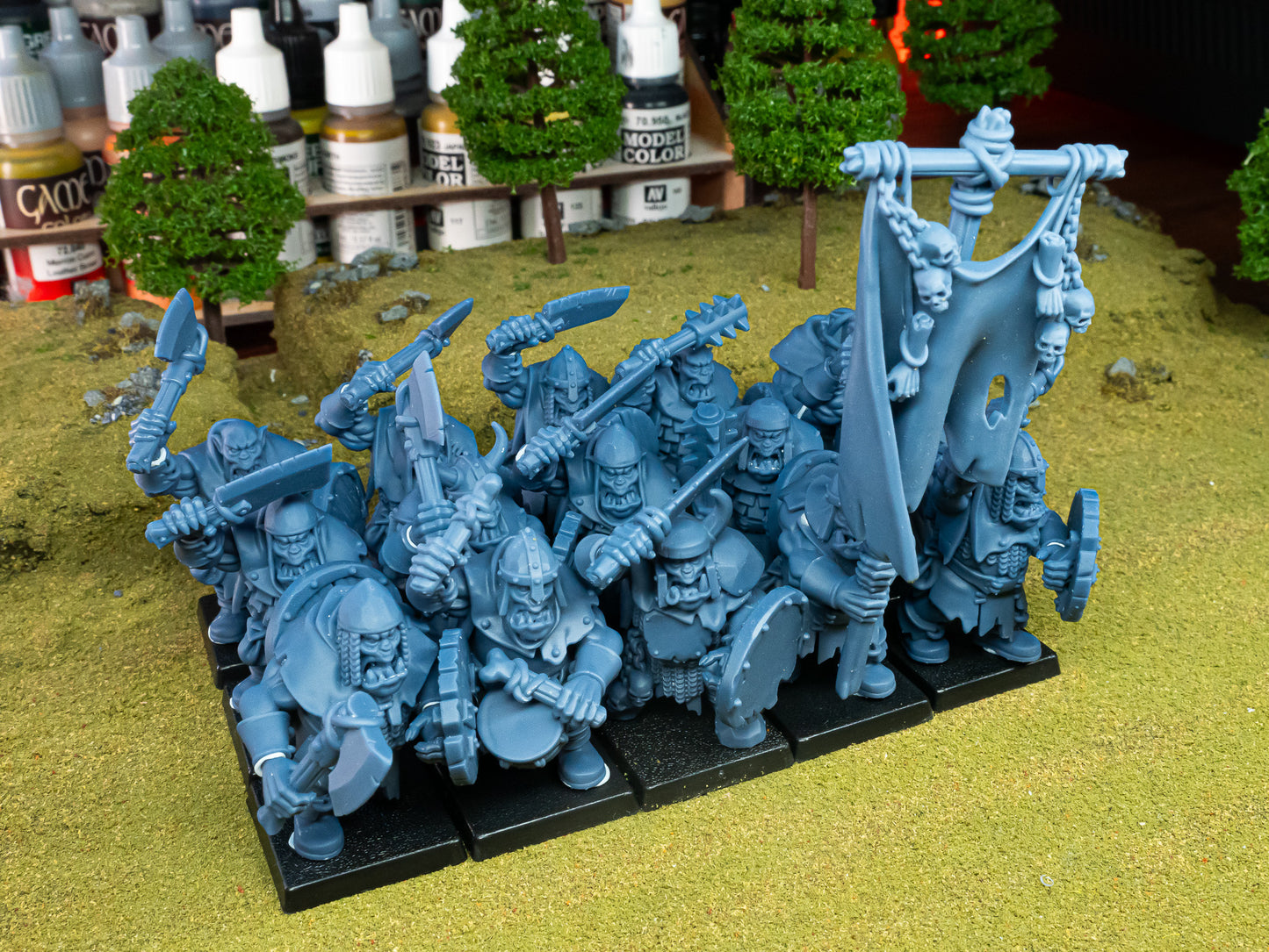 Guerriers orques avec armes de poing et lances - Highlands Miniatures